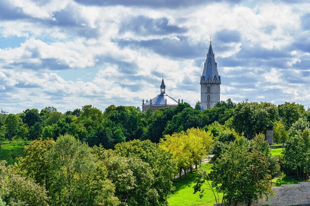 Luftaufnahme der estnischen Stadt Narva am bewölkten Tag.