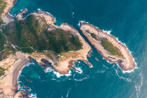 Luftaufnahme der faszinierenden Klippe entlang des Ozeans