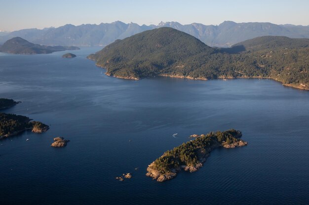 Luftaufnahme der felsigen Inseln im Howe Sound