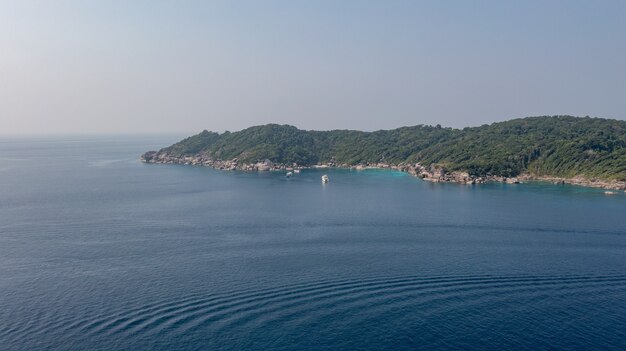 Luftaufnahme der felsigen Küste der korsischen Similan-Inseln Andamanensee Thailand