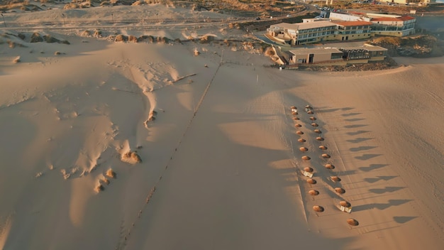 Luftaufnahme der Ferienstadt im Sommer Sonnenlicht Drone-Panorama gemütlicher Strandkomplex