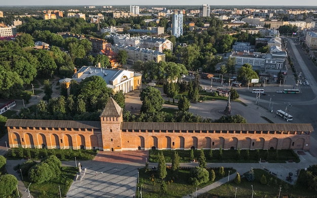 Luftaufnahme der Festungsmauer von Smolensk. Teil einer Festung, erbaut zwischen 1595 und 1602