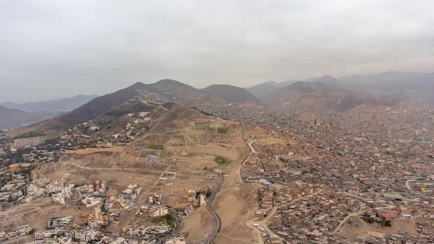 Luftaufnahme der Gemeinden Santiago de Surco und San Juan de Miraflores in Lima Peru