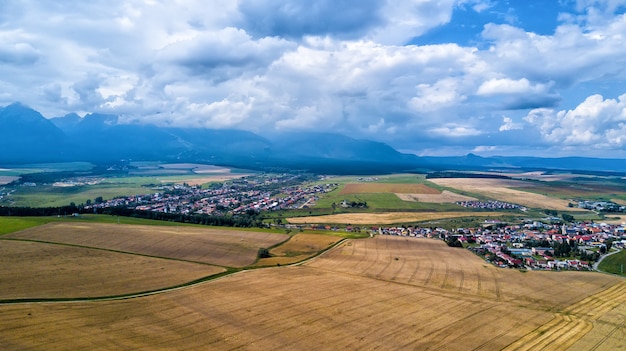 Luftaufnahme der Getreidefelder nach der Ernte