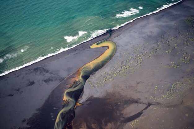 Luftaufnahme der Gletscherflüsse in Island