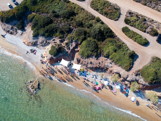 Luftaufnahme der griechischen Küste mit wunderschönem blauem Wasser im Sommer Sommerküste