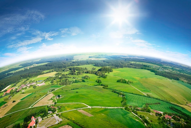 Luftaufnahme der großartigen Landschaft während des Sommertages auf dem Hintergrund der weißen Wolken und des blauen Himmels