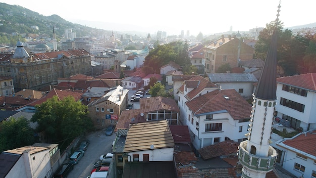 Luftaufnahme der Hauptstadt Sarajevo in der Altstadt im Sommer