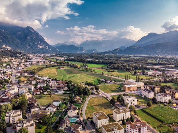 Luftaufnahme der Hauptstadt Vaduz Liechtenstein von der Drohne.