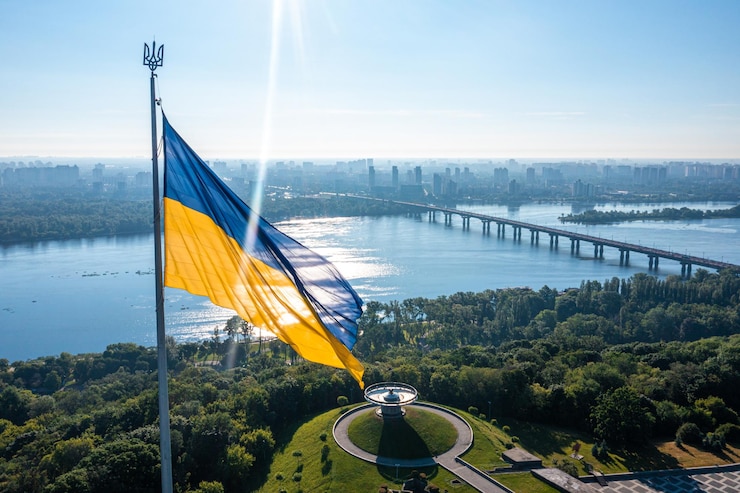 Foto luftaufnahme der im wind wehenden ukrainischen flagge