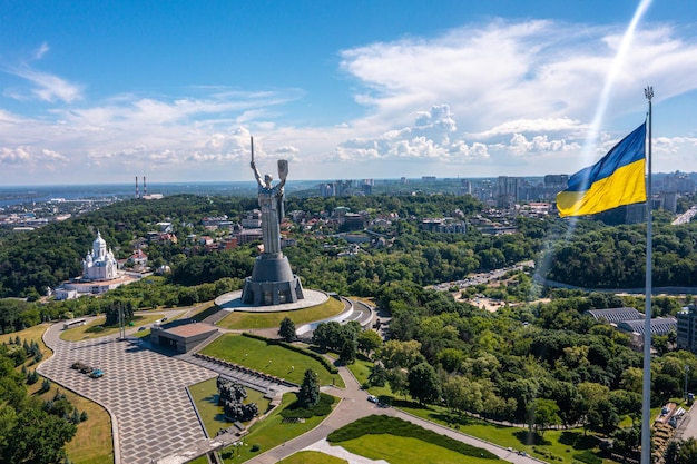 Foto luftaufnahme der im wind wehenden ukrainischen flagge