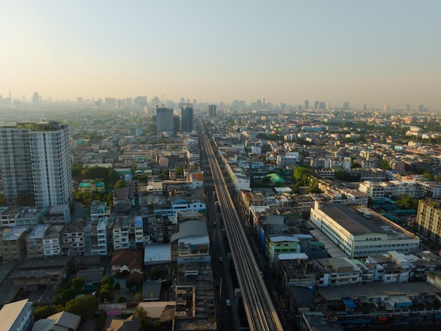 Foto luftaufnahme der innenstadt von bangkok himmelsbahn bahn autos auf verkehrsstraßen und gebäuden thailand
