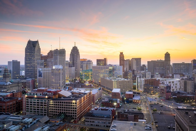 Luftaufnahme der Innenstadt von Detroit in der Dämmerung in Michigan USA