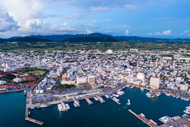 Luftaufnahme der Innenstadt von Ishigaki