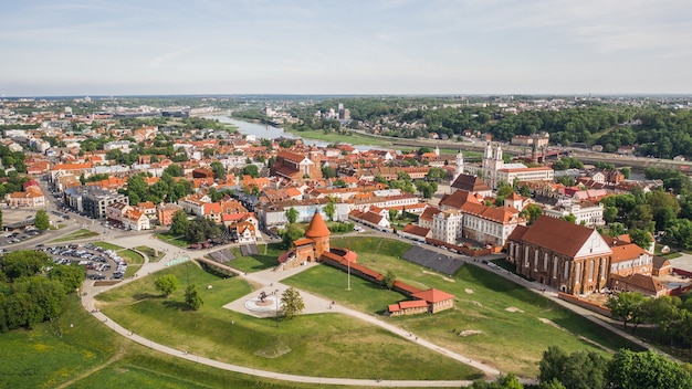 Luftaufnahme der Innenstadt von Kaunas an einem sonnigen Tag