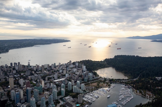 Luftaufnahme der Innenstadt von Vancouver an einem bewölkten Sommerabend