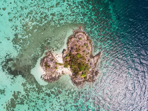 Foto luftaufnahme der insel im tropischen meer