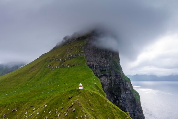 Luftaufnahme der Insel Kalsoy bei Sonnenuntergang Färöer Dänemark