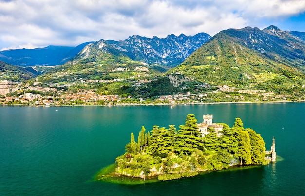 Luftaufnahme der Insel Loreto mit der Burg am Iseosee in Norditalien