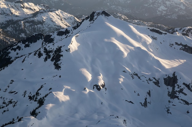 Luftaufnahme der kanadischen Berglandschaft