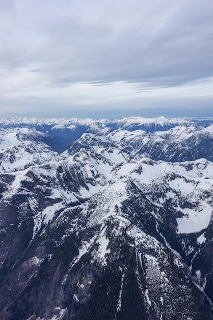 Luftaufnahme der kanadischen Rocky Mountain Landschaft