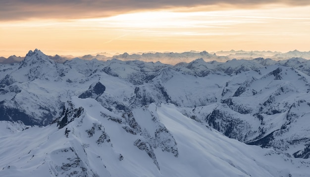 Luftaufnahme der kanadischen Rocky Mountain Landschaft