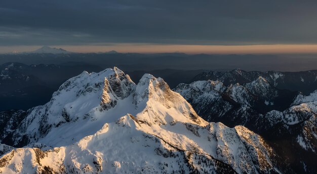 Luftaufnahme der kanadischen Rocky Mountain Landschaft