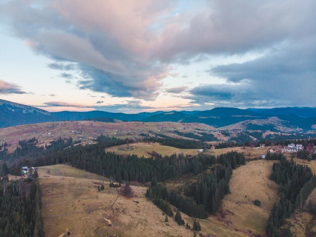 Luftaufnahme der Karpaten mit bedecktem Himmel