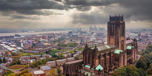 Luftaufnahme der Kathedrale von Liverpool oder der Kathedrale des auferstandenen Christus in Liverpool, Großbritannien