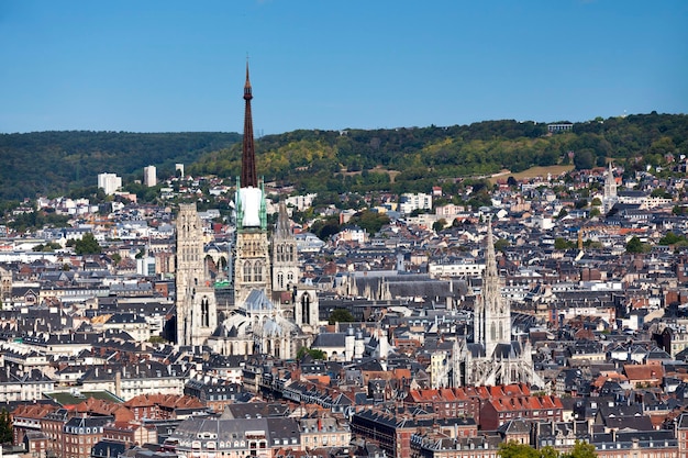 Luftaufnahme der Kathedrale von Rouen und der Kirche SaintMaclou in Rouen Normandie Frankreich