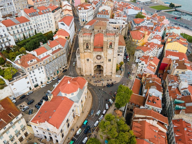 Luftaufnahme der Kathedrale von Saint Mary Major, die oft als Kathedrale von Lissabon oder einfach als Se bezeichnet wird, ist eine römisch-katholische Kathedrale in Lissabon, Portugal