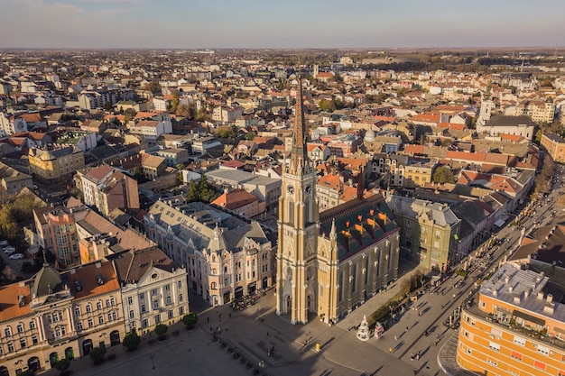 Luftaufnahme der katholischen Kathedrale von Novi Sad