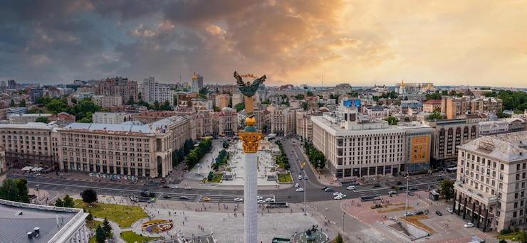 Foto luftaufnahme der kiewer ukraine über dem unabhängigkeitsdenkmal maidan nezalezhnosti
