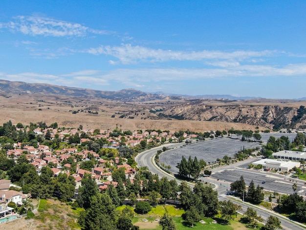 Luftaufnahme der kleinen Nachbarschaft mit trockenem Wüstenberg im Hintergrund im Moorpark, Kalifornien