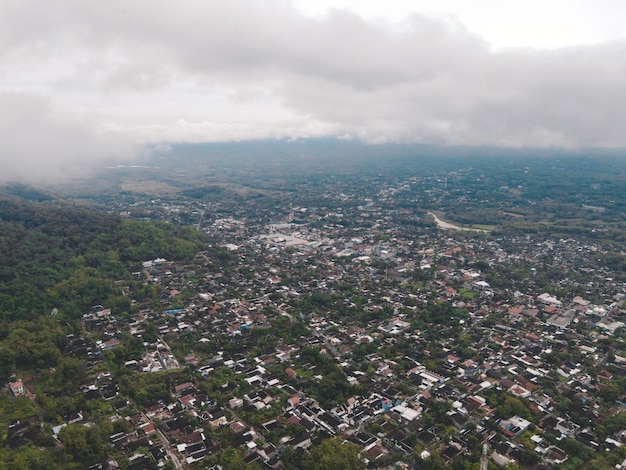 Luftaufnahme der kleinen Stadt in Wonogiri Indonesien