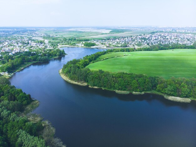 Luftaufnahme der Kleinstadt am Fluss im Hintergrund