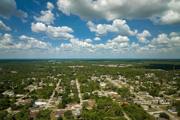 Luftaufnahme der Kleinstadt Amerikas Vorstadtlandschaft mit Privathäusern zwischen grünen Palmen in Floridas ruhiger Wohngegend