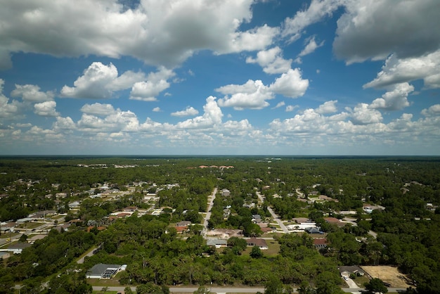 Luftaufnahme der Kleinstadt Amerikas Vorstadtlandschaft mit Privathäusern zwischen grünen Palmen in Floridas ruhiger Wohngegend