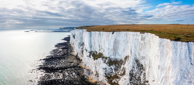 Luftaufnahme der Kreidefelsen von Dover. Nahaufnahme der Klippen von der Meerseite. England, East Sussex. Zwischen Frankreich und Großbritannien