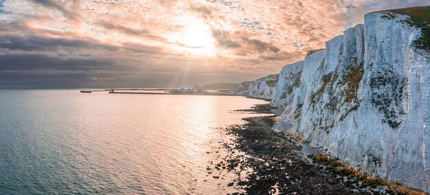 Luftaufnahme der Kreidefelsen von Dover. Nahaufnahme der Klippen von der Meerseite. England, East Sussex. Zwischen Frankreich und Großbritannien