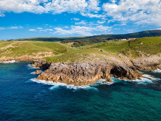 Luftaufnahme der Küste mit Klippen zum Meer und Höhle im Felsen. Kantabrien.