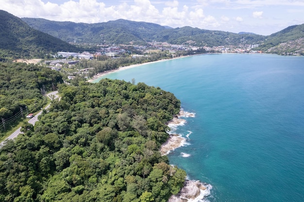 Luftaufnahme der Kurvenstraße entlang der Küste von Phuket Thailand schöne Küste und offenes Meer in der Sommersaison Natur erholte sich Umwelt und Reisehintergrund