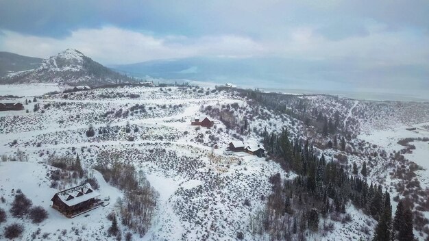 Luftaufnahme der ländlichen Berggemeinde im Winter.