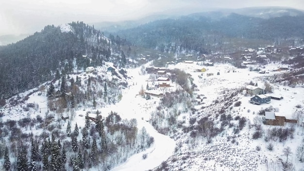 Luftaufnahme der ländlichen Berggemeinde im Winter.