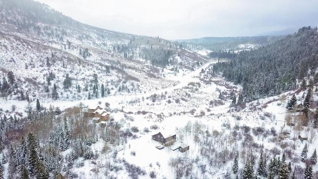 Luftaufnahme der ländlichen Berggemeinde im Winter.
