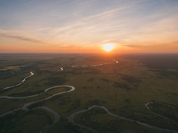 Foto luftaufnahme der landschaft bei sonnenuntergang