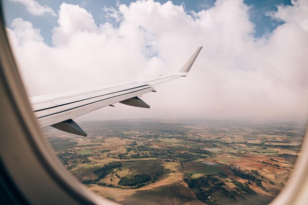 Foto luftaufnahme der landschaft gegen den himmel aus dem flugzeugfenster