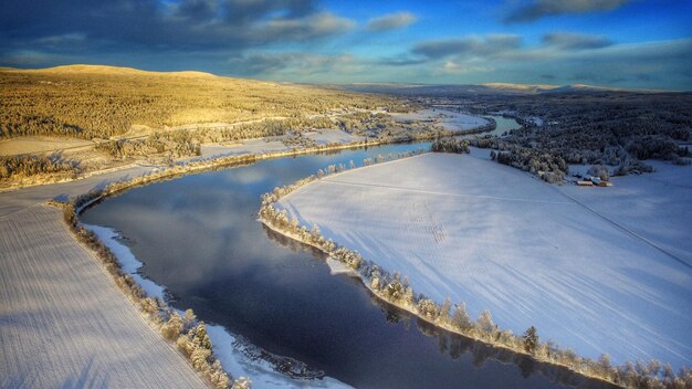 Luftaufnahme der Landschaft gegen den Himmel im Winter
