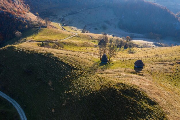 Luftaufnahme der Landschaft im Herbst