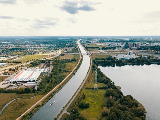 Luftaufnahme der Landschaft in der Nähe des Maxima-Kanals in Noord Brabant, Niederlande